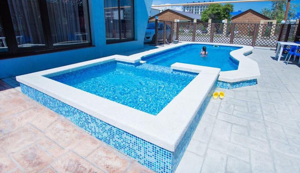 Анапа гостевой дом с бассейном. Анапа центр с бассейном. Отель гармония анапа. Витязево гостевой дом с бассейном. Анапа отели с бассейном.