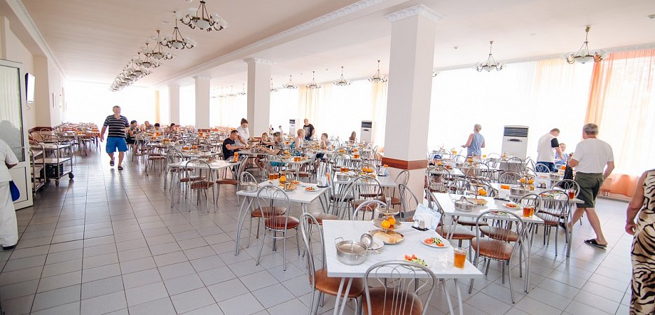 Просторный обеденный зал столовой №1 санатория Юбилейный