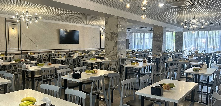 Шведская линия с разнообразными блюдами в столовой №2