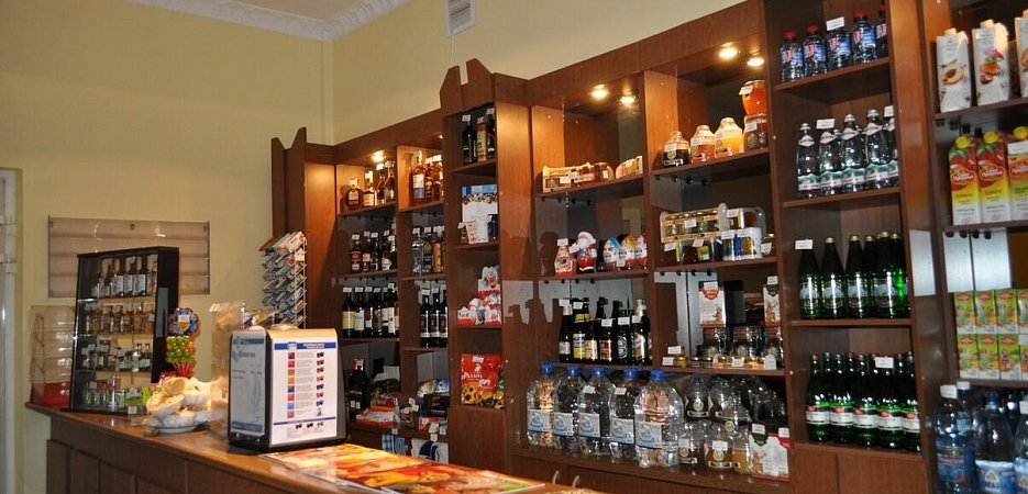 Буфетная стойка со свежими напитками и десертами