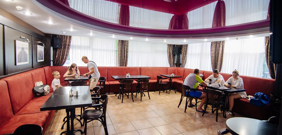 Современная кофейня с авторскими десертами