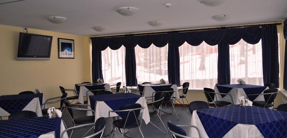 Барная стойка с напитками и домашней выпечкой